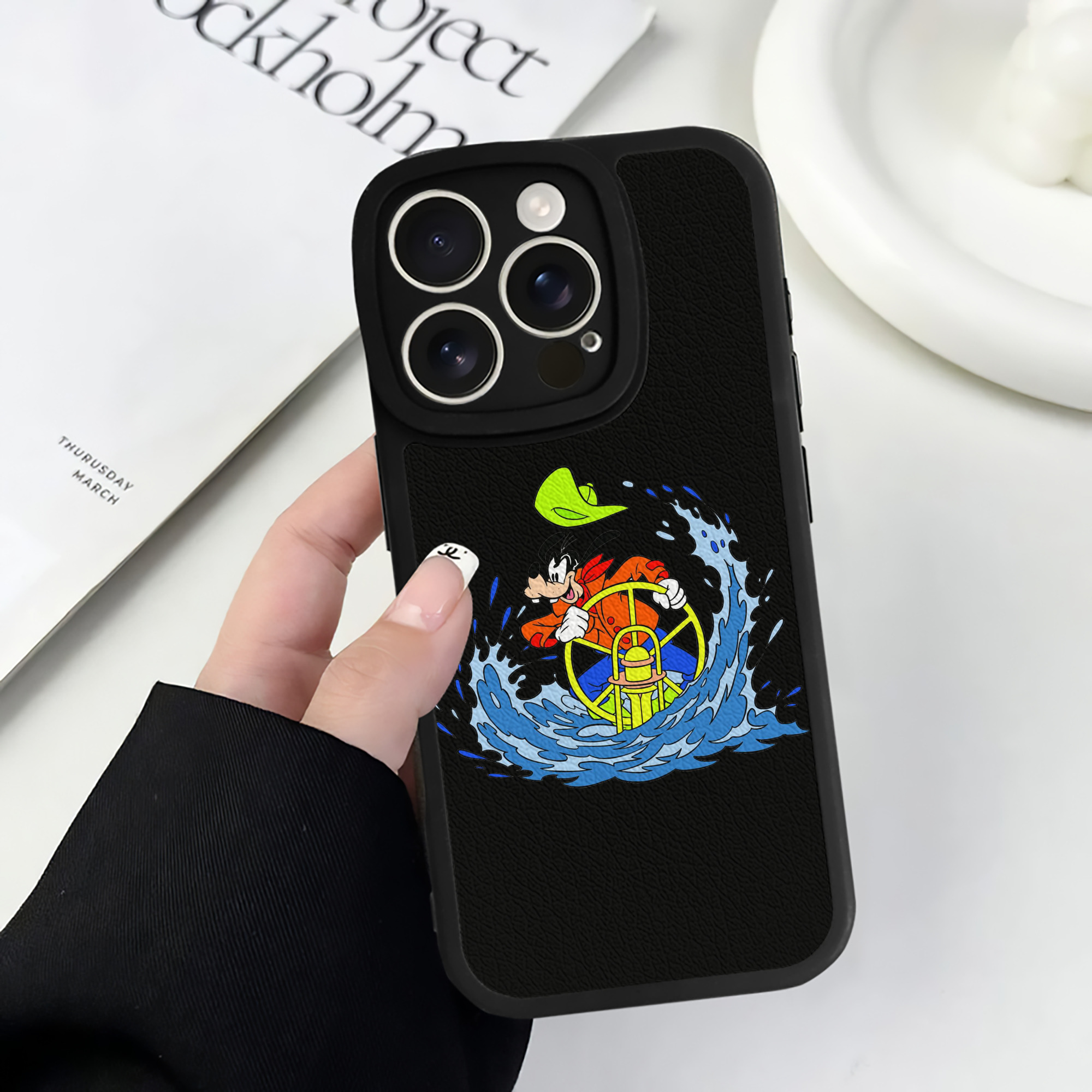（画像用） ミッキーマウス Mickey Mouse 【iPhone 16シリーズ対応】シリコンスマホケース（レザー調） 材質：シリコン